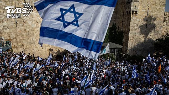 以色列人舉行國旗遊行，紀念以色列在1967年六日戰爭中的勝利。（圖／達志影像美聯社）