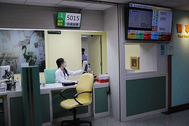 福部樂生醫院自今年３月起開設預約抽血服務，只要上網預先登錄並於約定時間到抽血櫃。圖：樂生醫院提供
