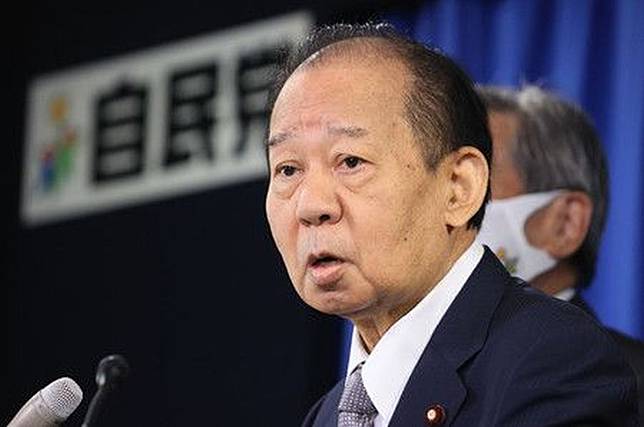 日本自民黨前幹事長，自民黨二階派領袖二階俊博表明，由於自身及派系涉入收受回扣案，因此他決定不再參選下屆眾議員。