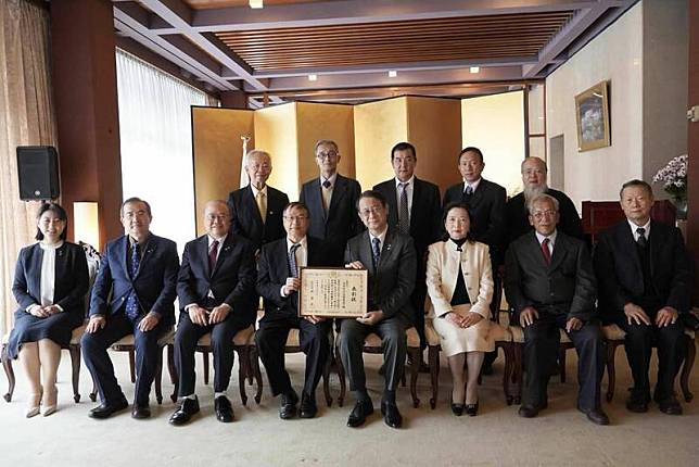 日本駐台代表泉裕泰頒贈外務大臣表彰狀給台中市白冷圳水流域發展協會。(圖由日台交協提供)