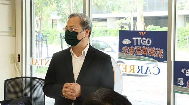 因應玉里－富里鐵路中斷，台東縣政府14日啟動 「TTGO花東溫馨接送預約媒合服務」，提供民眾預約共乘，國家發展委員會主委龔明鑫23日體驗搭乘。 （台東縣政府提供） 中央社記者李先鳳傳真 111年10月23日  
