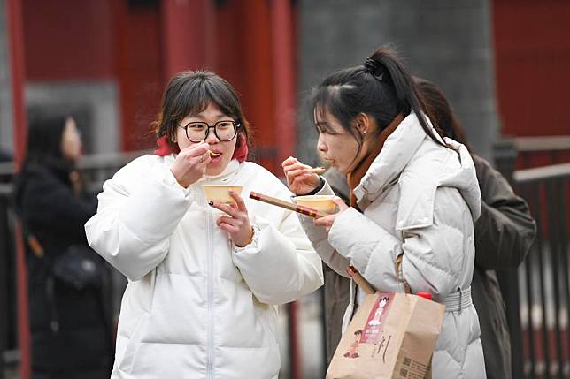 People eat Laba porridge at the Yonghegong Lama Temple in Beijing, capital of China, Jan. 18, 2024. (Xinhua/Chen Zhonghao)