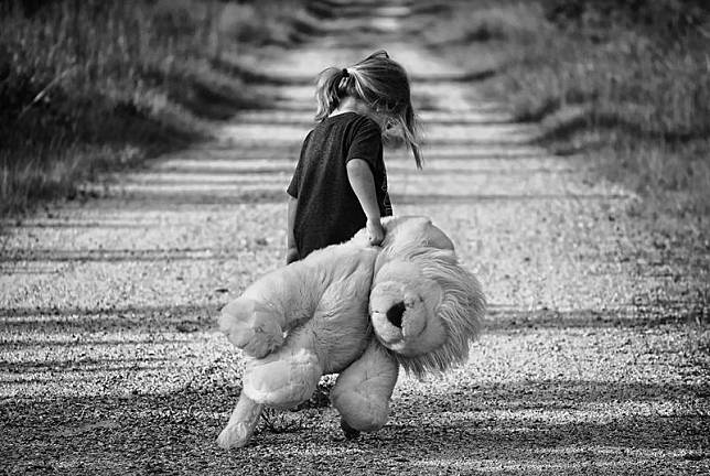 日本一名單親媽媽放任幼女獨自留在家中超過一週，害女兒活活被餓死；示意圖。（Image by lisa runnels from Pixabay ）