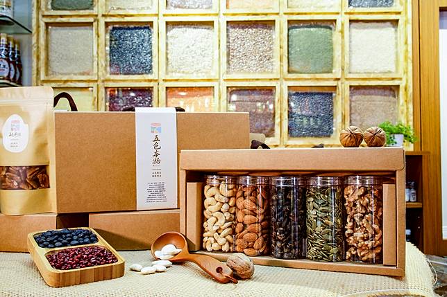 ▲「五色本物」新開發各式五色主題伴手禮，於迪化街上同質性南北貨店家中豎立鮮明旗幟，拓展年輕族群及觀光客消費。（圖/臺北市政府）