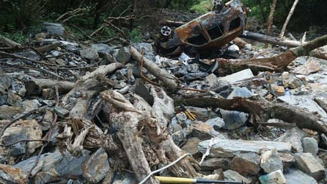 台8線120.8公里，路旁懸崖下約200公尺處發現一輛已燒毀的自小客車。取自記者爆料網