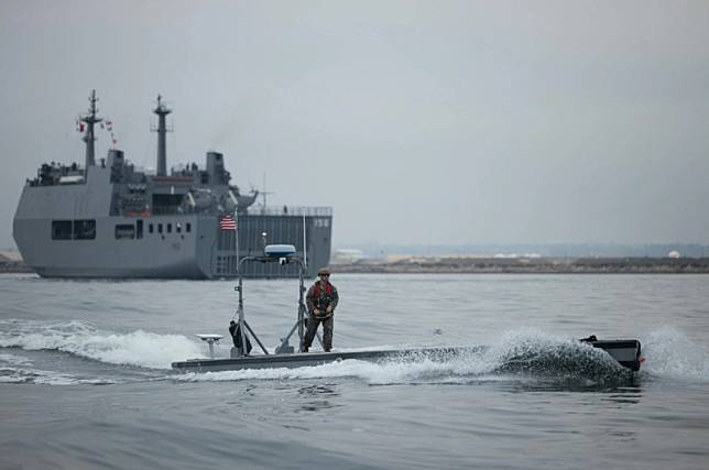 美國海軍陸戰隊測試使用自主低型半潛式船隻(ALPV)。 圖：翻攝US Marine Corps