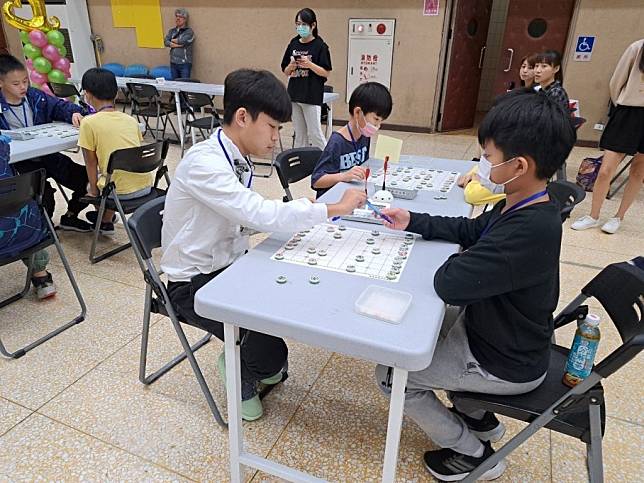 宜蘭市長盃象棋錦標賽在市民活動中心登場，分為二組包含社會組及學生組，各方棋壇健將齊聚一堂。（宜蘭市公所提供）