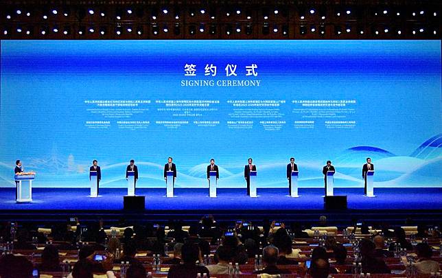 This photo shows a signing ceremony during the China International Friendship Cities Conference in Kunming, southwest China's Yunnan Province, Nov. 19, 2024. (Xinhua/Wang Xiansi)