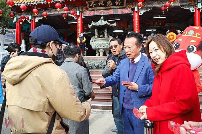 嘉義縣長翁章梁偕夫人走春宮廟發紅包　祈求縣政發展順利