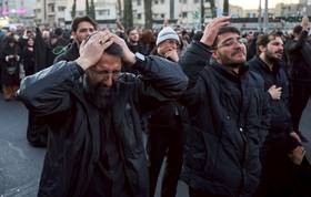 2026年3月1日，伊朗民眾聚集在德黑蘭革命廣場，哀悼最高領袖哈米尼死於美國及以色列的攻擊。路透社