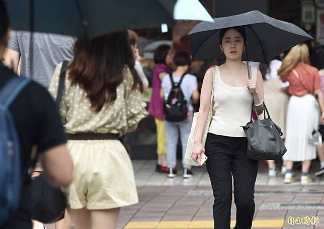 今日中南部由於降雨較持續，高溫約28至30度，其他地方約30至32度，稍感悶熱。(資料照)