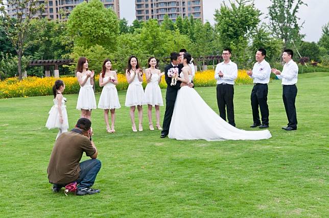 很多新人在結婚時都會重金聘請婚禮攝影師，希望留下美好回憶。（Shutterstock）