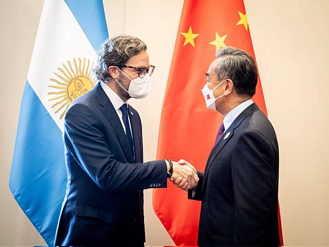 阿根廷外交部長卡費洛在印尼舉行的二十國集團活動中，會晤了中國外長王毅。(圖：卡費洛推特)