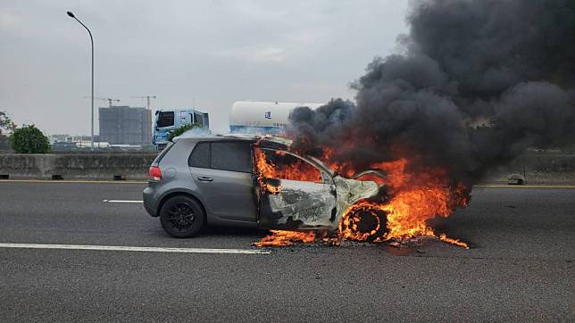 國道一號麻豆路段24日一早發生火燒車，駕駛自行逃出，肇事原因由國道警方調查中。（民眾提供）