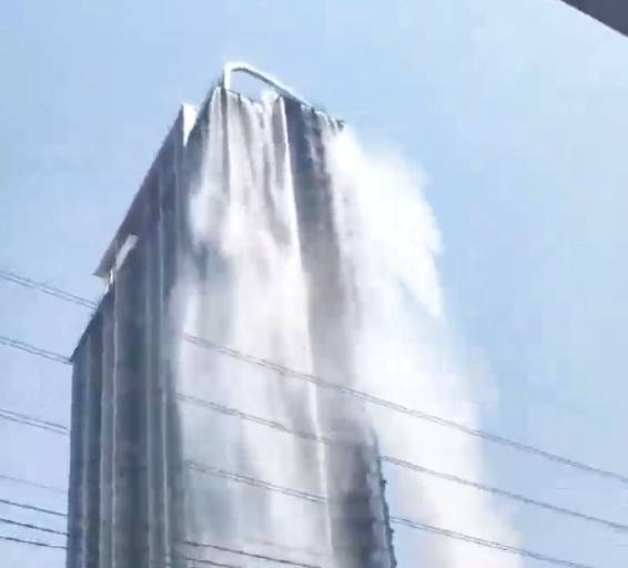 地震當下，曼谷有民眾拍下驚人畫面，一棟摩天大樓屋頂的無邊際泳池因劇烈晃動，大量池水如瀑布般傾瀉而下。 翻攝自 X