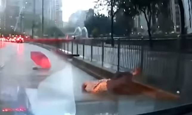 新蒲崗發生長者貪方便「跨欄」過路卻跌倒的驚險意外。(車cam L（香港群組）FB)