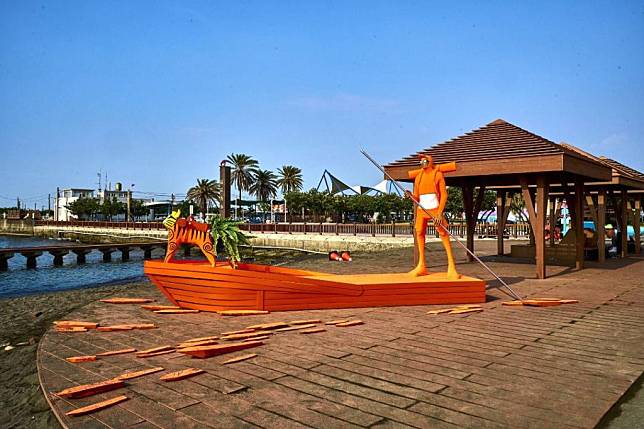 高雄市政府海洋局與日本藝術家阿部乳坊合作，以「旅途之海」為題，自十月廿日至十一月廿五日在彌陀漁港展出五件知名藝術作品。（記者吳文欽攝）