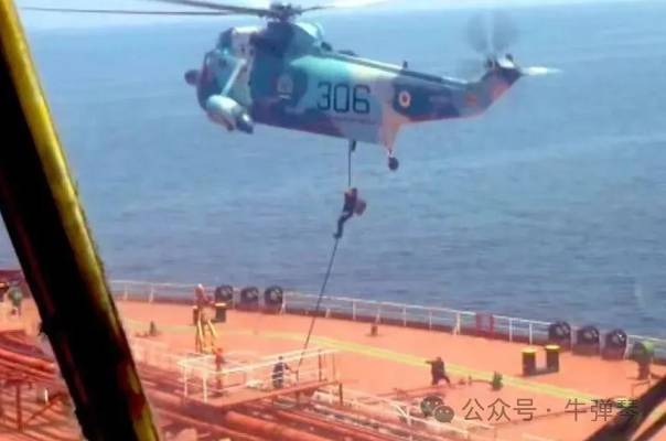 四到五名伊朗武裝人員搭乘直升機從垂索降下，登上了這艘「聖尼古拉斯號」油輪。這些人在登船時還遮住了監視器。 圖 : 翻攝自牛彈琴