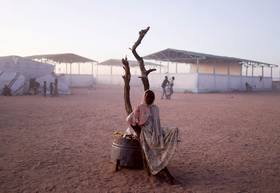 2025年11月22日，一名逃離蘇丹法舍的難民女孩，目前暫居查德東部的臨時難民營。路透社
