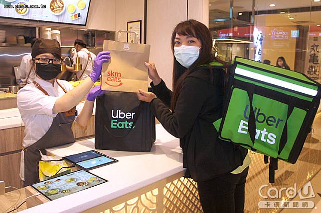 新光三越搶救業績，集結Uber Eats與foodpanda提供美食外送服務，天天限量買1送1(圖/卡優新聞網)