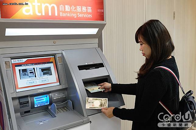 新光銀行在迪化街設置「台外幣現鈔兌換機」，開放雙向換匯，方便觀光客與國人使用(圖/萊爾富　提供)