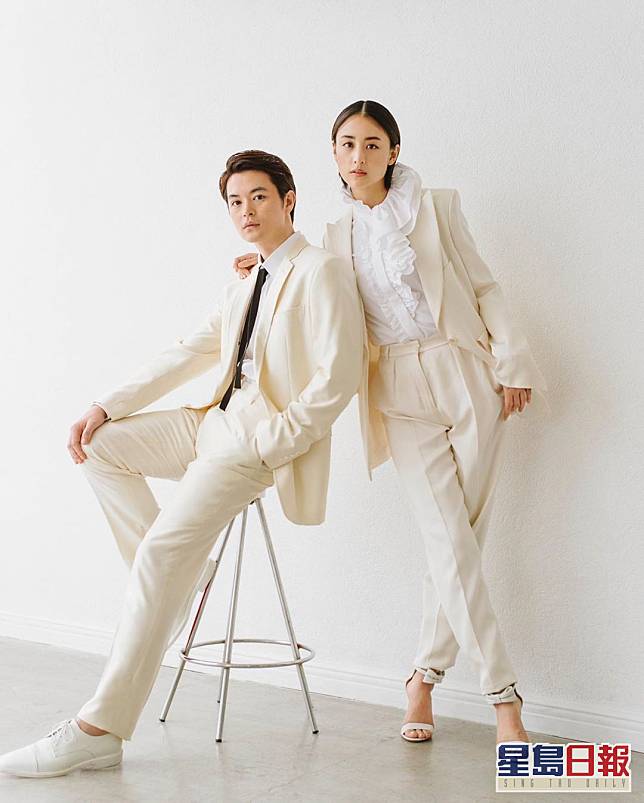 模特兒出身的山本美月 ，跟瀨戶康史一同穿米白色西裝作婚照。