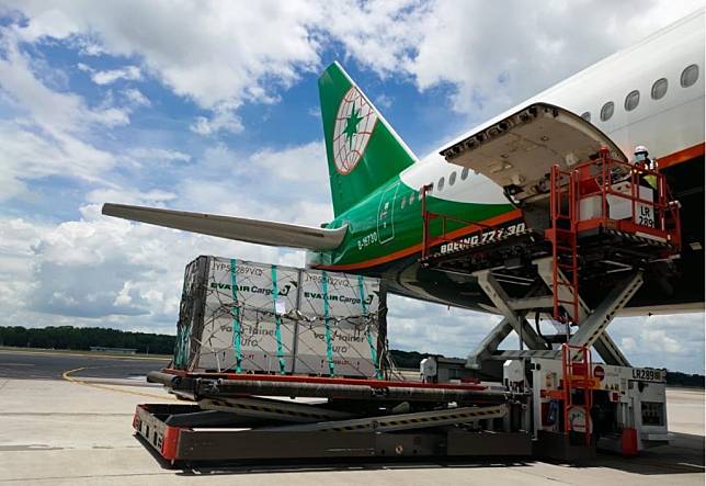 長榮航空及長榮航勤再度獲得國際航空運輸協會 (IATA) 醫藥冷鏈運輸國際認證，可依不同疫苗特性分別提供極低溫、低溫、冷藏等對應的快速空運服務，是台灣唯一且全球少數空、地勤業務同時獲得此項認證的航空公司。（長榮航空提供）