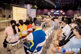 多障天使廖庭澔，以動人的手風琴演出，傳出堅毅與音樂的力量。
