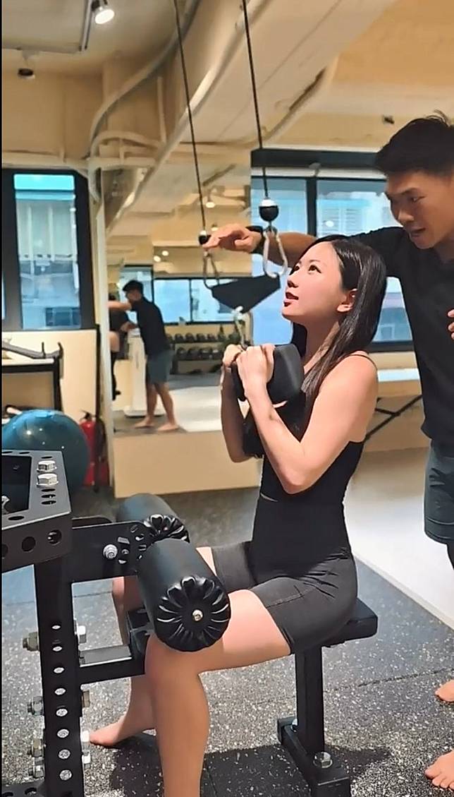 蔡尚樺雕塑背部及手臂線條。翻攝IG@gladys.tsai