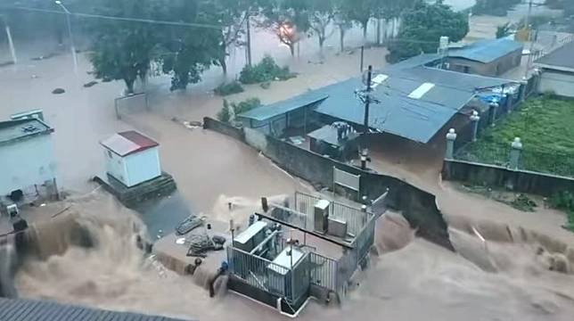  廣西欽州市大淹水，低窪地區驚見「瀑布」。 圖 : 翻攝自大風新聞 
