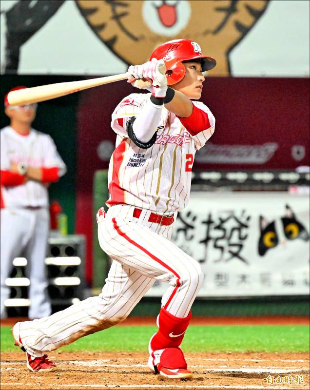 龍隊郭天信終結連27打數無安打低潮，開轟3長打，獲選單場MVP。(記者林正堃攝)