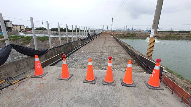 高雄市政府海洋局與農委會漁業署近年累積投入諸多養殖道路及供排水渠道等公共資源，強化養殖區環境，俾益養殖各類優質水產品，提供國內外消費者食用。（記者吳文欽攝）