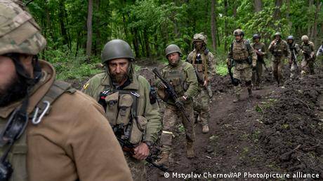 烏克蘭士兵在哈爾科夫北部的森林中行進