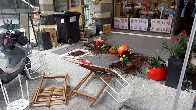 樋口飯糰遭房東砸店。翻攝高雄點臉書