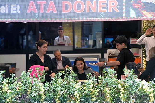 People have lunch at a restaurant in Ankara, Türkiye, on April 29, 2024. (Mustafa Kaya/Handout via Xinhua)