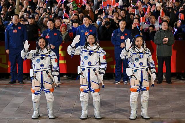 Chinese astronauts Cai Xuzhe &reg;, Song Lingdong &copy; and Wang Haoze attend a see-off ceremony at the Jiuquan Satellite Launch Center in northwest China on Oct. 30, 2024. (Xinhua/Li Zhipeng)