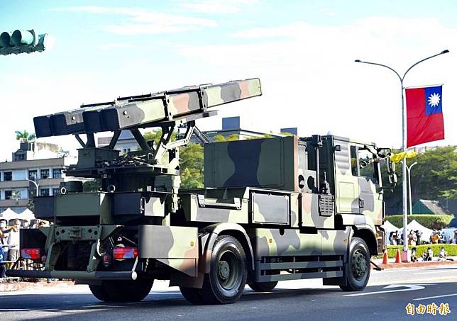 陸射劍二飛彈車昨天參與國慶全兵力預演，車上搭載4枚陸射型劍二飛彈。(資料照)