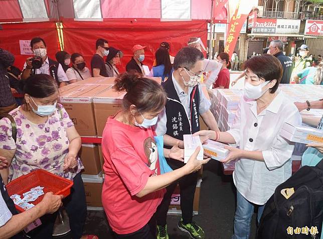台北市副市長黃珊珊29日出席松山霞海城隍廟發送快篩試劑活動，並接受媒體採訪。(記者方賓照攝)
