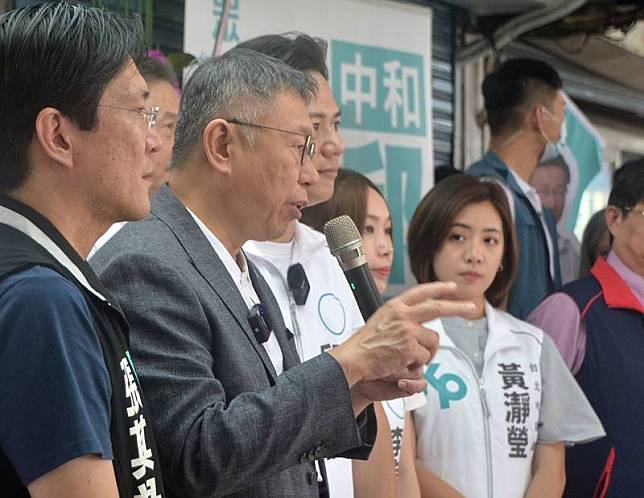 台灣民眾黨主席柯文哲（前左2）7日參加黨籍新北市 立委參選人邱臣遠聯合服務處成立活動時受訪表示， 民主政治以民意為依歸，他對「藍白合」的SOP是以 民意為基礎，民眾黨已清楚表達建議與方向，就剩下 國民黨如何回應。 中央社記者黃旭昇新北市攝 112年10月7日