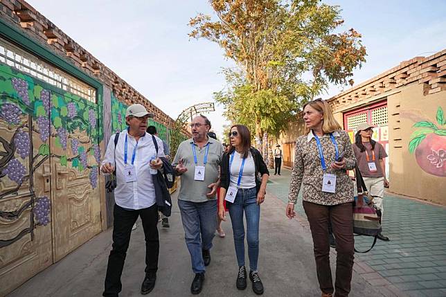 Attendees of the 6th World Media Summit visit a village in Turpan, northwest China's Xinjiang Uygur Autonomous Region, Oct. 15, 2024. (Xinhua/Chen Yehua)