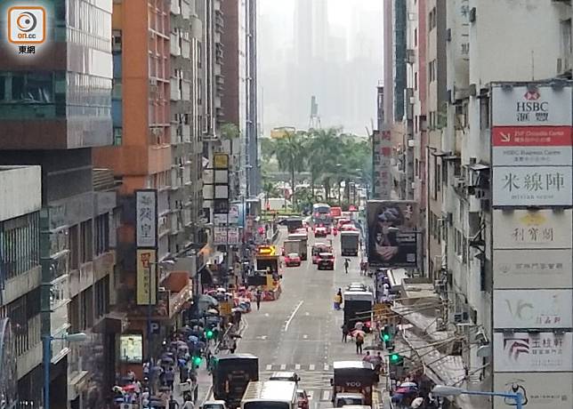 觀塘區行人路非常擠迫。(陳錦燕攝)