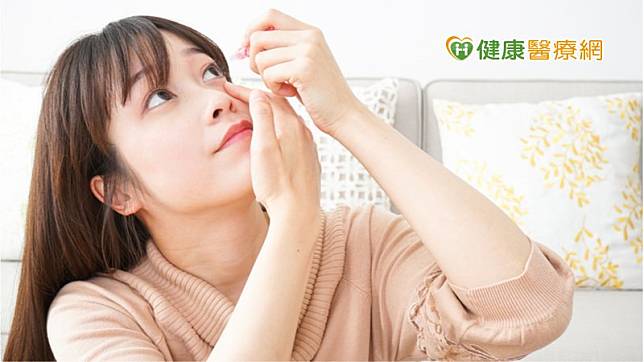 通常需要使用眼藥水或眼藥膏時，表示眼睛已經不舒服或產生疾病，此時不戴隱形眼鏡會更好。點眼藥水時，建議先取下隱形眼鏡，待10至15分鐘後再點，點完後再等待10至15分鐘，讓眼睛充分吸收藥水。