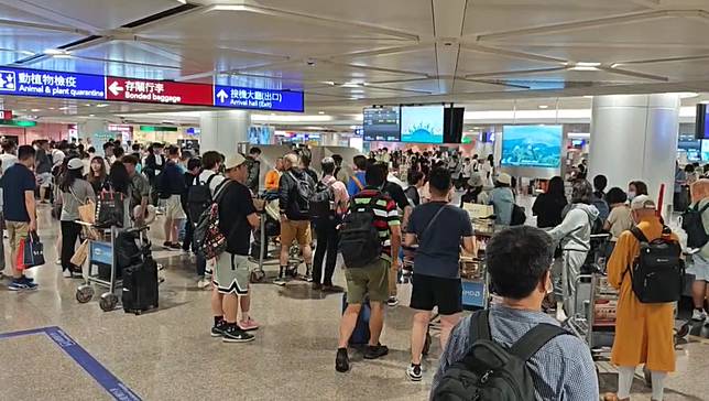 他搭國內線班機「被要求看護照」當場傻眼！釣出苦主認證：最後付費登機…