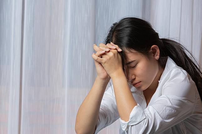 產後婦女雌激素下降，使得5-8成的婦女出現失眠、焦慮或輕微情緒低落。（圖片來源／freepik）