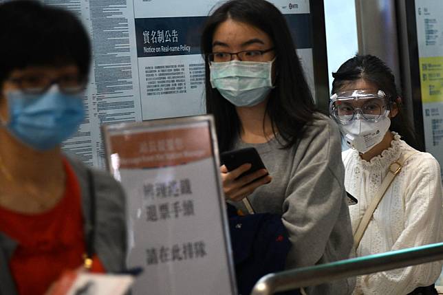 肺炎恐慌下市民旅客外出佩戴口罩。