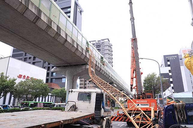 台中捷運「天降橫禍」震驚國內軌道界，吊臂掉落砸中捷運車廂及設施，造成1死8傷。(圖/台中市政府)