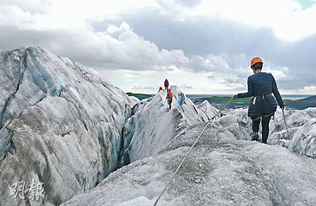 冰川多變——冰島一年四季都可冰川健行，冰川每天都在變化，有峭壁、有薄冰、有深洞，參加當地旅行團的冰川健行，由受訓練的導遊帶領。（丁一一攝）