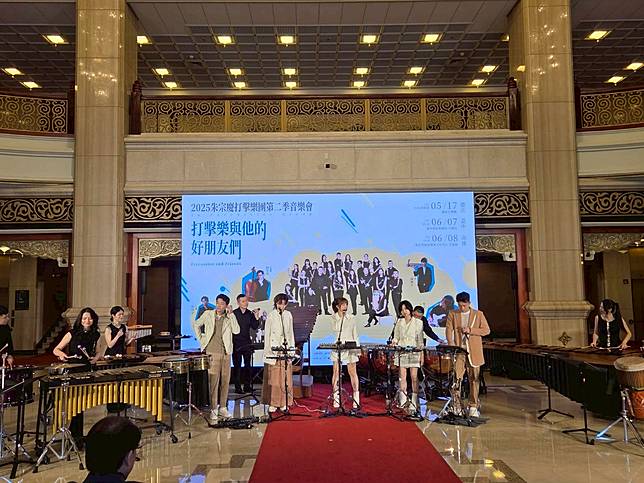 金曲演唱組合尋人啟事首度跨界與朱宗慶打擊樂團一起合作，一新耳目。(江昭倫 攝)
