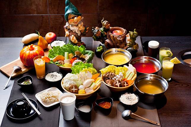 ▲暖呼呼的牛奶湯底，香濃順口，讓你的胃整個暖了起來。（圖/台中-京棧鍋物）