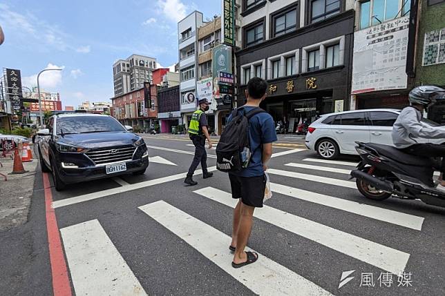 一名駕駛因不服遭檢舉未禮讓行人，曬行車記錄器畫面反駁指控。（資料照／洪煜勛攝）